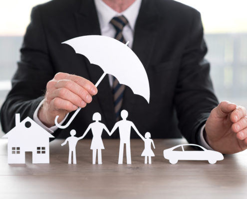 Versicherungsmakler beschützt Familie